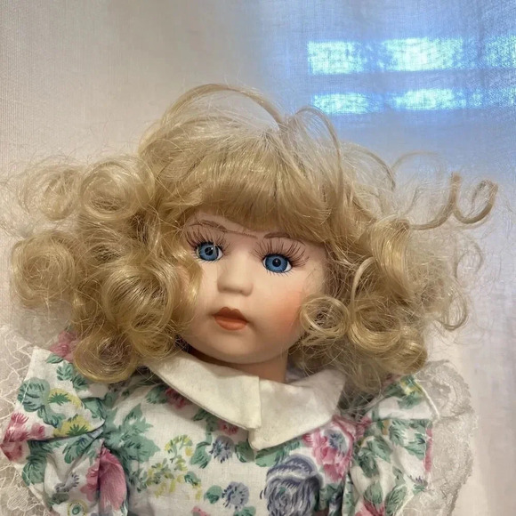 Heritage Signature Collection Porcelain Doll 1990 Vintage Curly Hair Floral - Picture 4 of 8